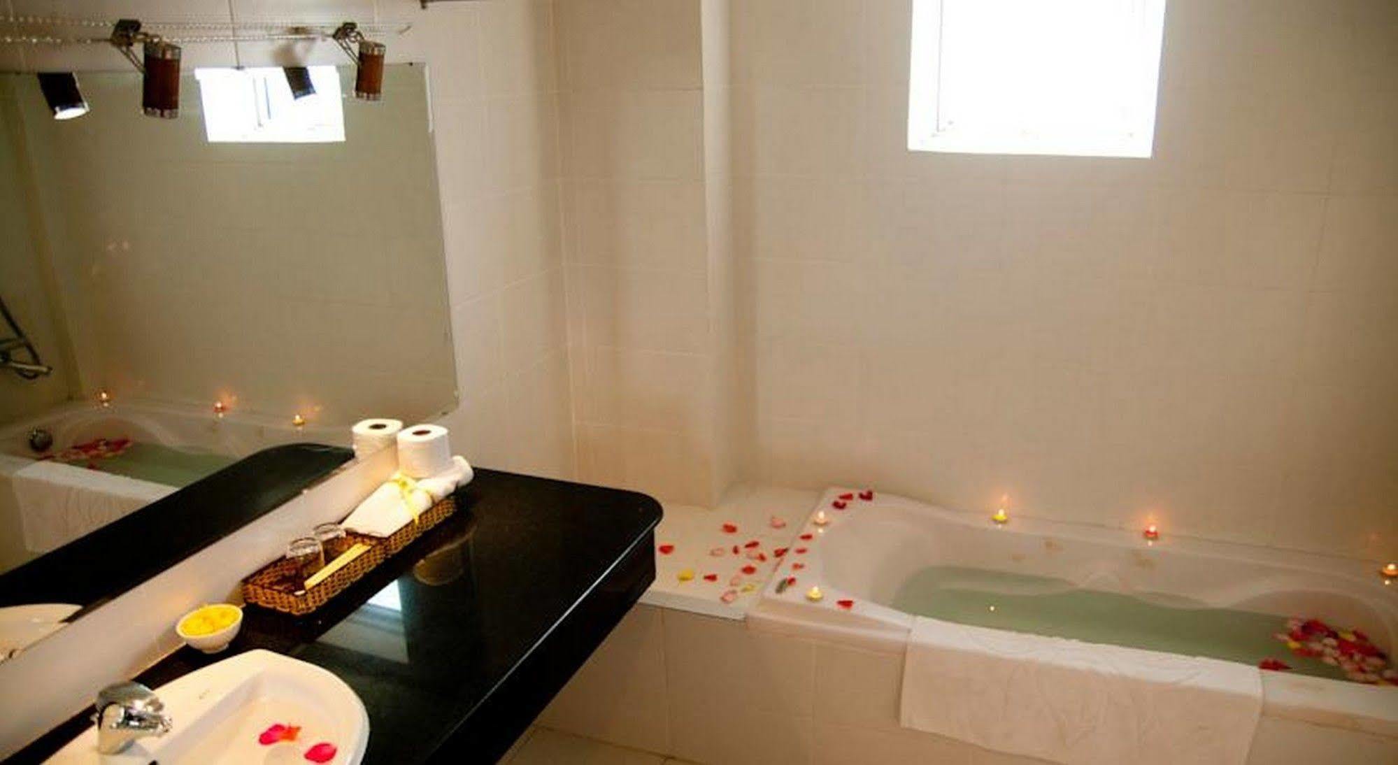 Golden Lotus Hotel Hue Exterior foto
